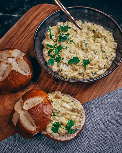 veganer Eiersalat aus Seidentofu und Kichererbsen. Gewürzt mit Kala Namak Salz. Perfekt für Ostern. Zum Frühstück, Brunch oder Abendbrot