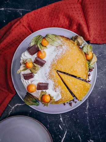 veganer Pina Colada Cheesecake mit einer Kokosnussfüllung und Ananasschicht. Zuckerfreier Käsekuchen