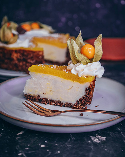 veganer Pina Colada Cheesecake mit einer Kokosnussfüllung und Ananasschicht. Zuckerfreier Käsekuchen