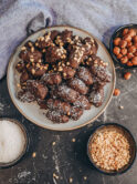 Datteln gefüllt mit Erdnussbutter und einer Haselnuss. Toller, veganer Snack. Ideal zum Fastenbrechen an Ramadan