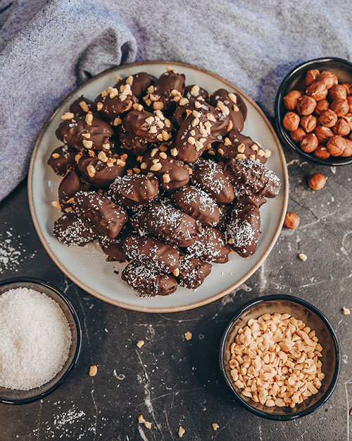 Datteln gefüllt mit Erdnussbutter und einer Haselnuss. Toller, veganer Snack. Ideal zum Fastenbrechen an Ramadan