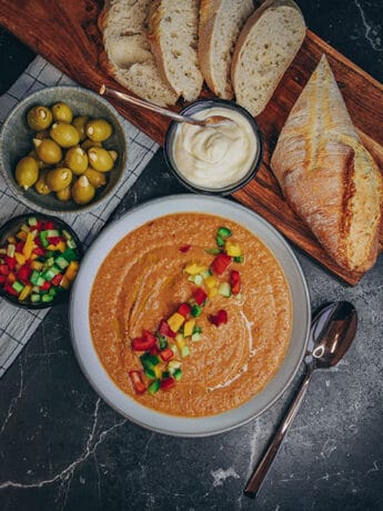 Gazpacho, kalte spanische Suppe aus Gemüse, wie Gurken, Paprika, Tomaten und Zwiebeln mit Knoblauch andalusische Küche, perfekt für Tapas
