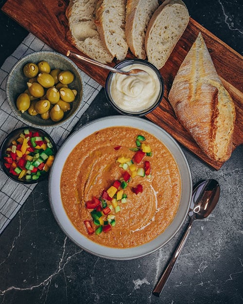 Gazpacho, kalte spanische Suppe aus Gemüse, wie Gurken, Paprika, Tomaten und Zwiebeln mit Knoblauch andalusische Küche, perfekt für Tapas