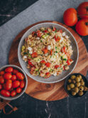 veganer Orzo Salat, griechisch und mediterran. Mit Orzo Nudeln, Tomaten, Oliven, Gurke und veganem Feta