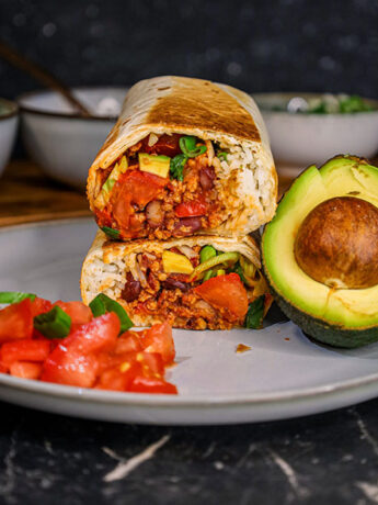 vegane Burritos gefüllt mit Limetten-Minz-Reis, veganem Hackfleisch und Tomaten Salsa, mexikanische Wraps