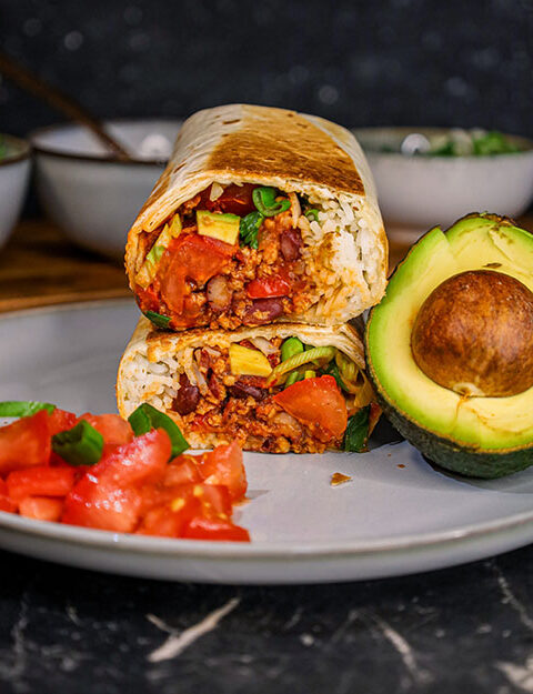 vegane Burritos gefüllt mit Limetten-Minz-Reis, veganem Hackfleisch und Tomaten Salsa, mexikanische Wraps