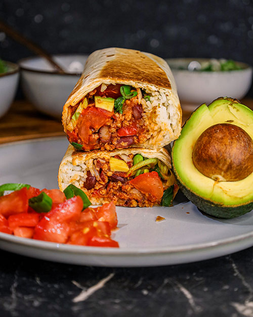 vegane Burritos gefüllt mit Limetten-Minz-Reis, veganem Hackfleisch und Tomaten Salsa, mexikanische Wraps