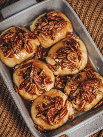 vegane Zimtschnecken aus Hefeteig, getoppt mit karamellisiertn