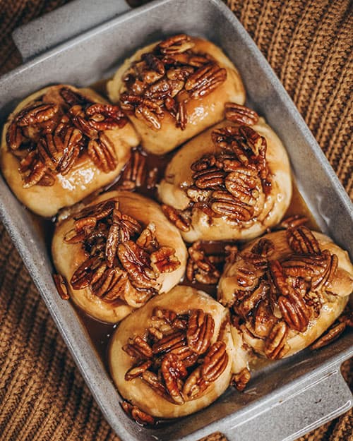 vegane Zimtschnecken aus Hefeteig, getoppt mit karamellisiertn