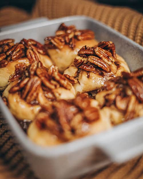 vegane Zimtschnecken aus Hefeteig, getoppt mit karamellisiertn