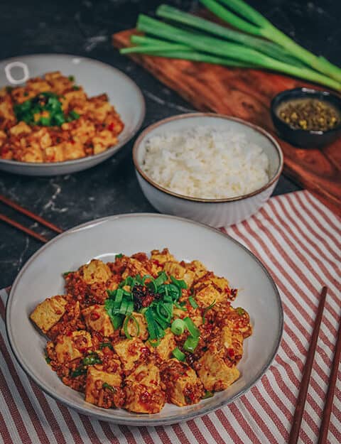 Mapo Tofu, chinesisches Gericht aus der Provinz Szechuan mit Tofu und veganem Hack