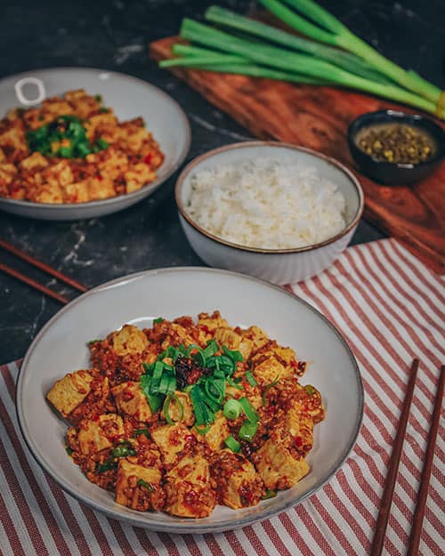 Mapo Tofu, chinesisches Gericht aus der Provinz Szechuan mit Tofu und veganem Hack