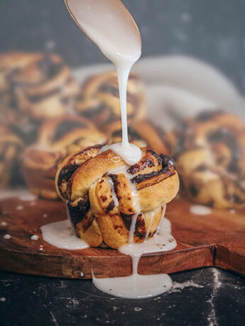 Schoko Knoten aus Hefeteig mit einem selbstgemachten Schokoaufstrich, veganes Hefegebäck mit Zuckerguss