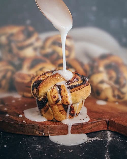 Schoko Knoten aus Hefeteig mit einem selbstgemachten Schokoaufstrich, veganes Hefegebäck mit Zuckerguss