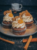 Lebkuchen Cupcakes, vegan Teig aus Schokolade und Lebkuchengewürz, gefüllt mit Aprikosenmarmelade und dekoriert mit veganer Buttercreme, perfektes Dessert für Weihnachten