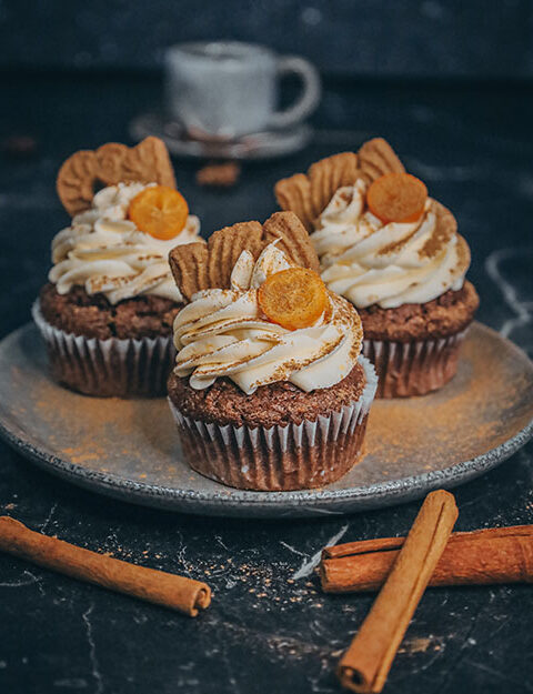 Lebkuchen Cupcakes, vegan Teig aus Schokolade und Lebkuchengewürz, gefüllt mit Aprikosenmarmelade und dekoriert mit veganer Buttercreme, perfektes Dessert für Weihnachten