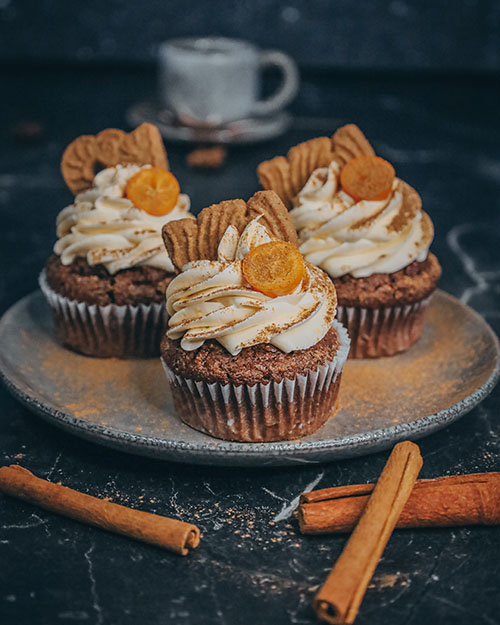 Lebkuchen Cupcakes, vegan Teig aus Schokolade und Lebkuchengewürz, gefüllt mit Aprikosenmarmelade und dekoriert mit veganer Buttercreme, perfektes Dessert für Weihnachten