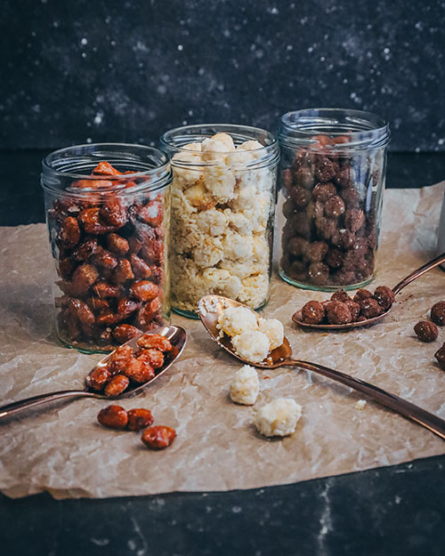 gebrannte Mandeln mit Zimt und Vanille, Haselnüsse überzogen mit Schokolade und Macadamianüsse überzogen mit veganer weißer Schokolade und Kokosraspeln. Wie vom Weihnachtsmarkt. Perfektes Geschenk für Weihnachten aus der Küche